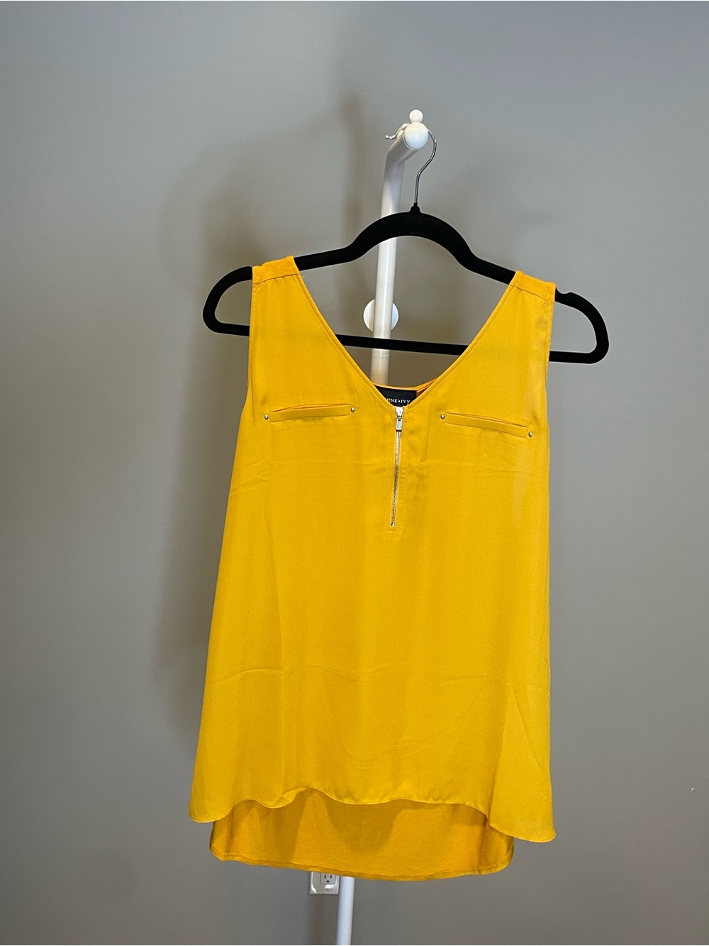 Fortune + Ivy Sleeveless Yellow V-Neck Zip-Front Women’s Blouse
